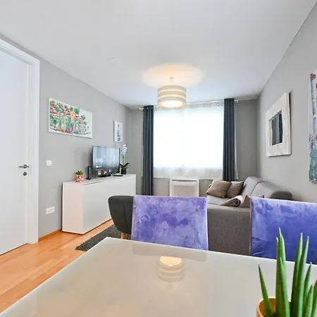 2 & Free Private Parking Apartment *