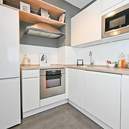 Apartment 2 & Free Private Parking