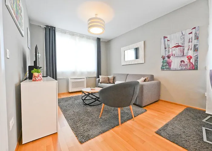 2 & Free Genius Private Parking 扎达尔