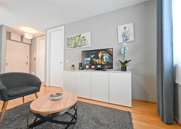 2 & Free Genius Private Parking 扎达尔