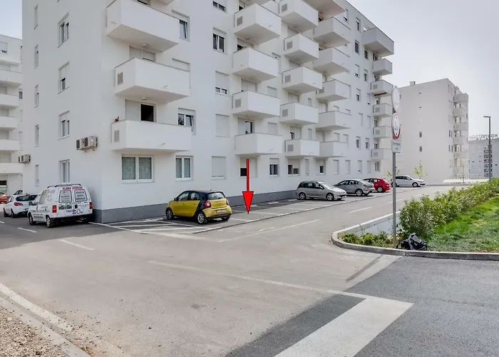 2 & Free Genius Private Parking ザダル